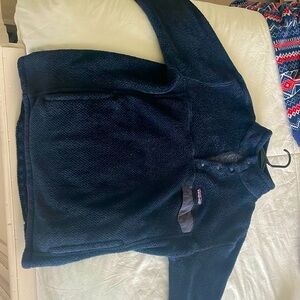 Patagonia pull over dark blue clean no stains.